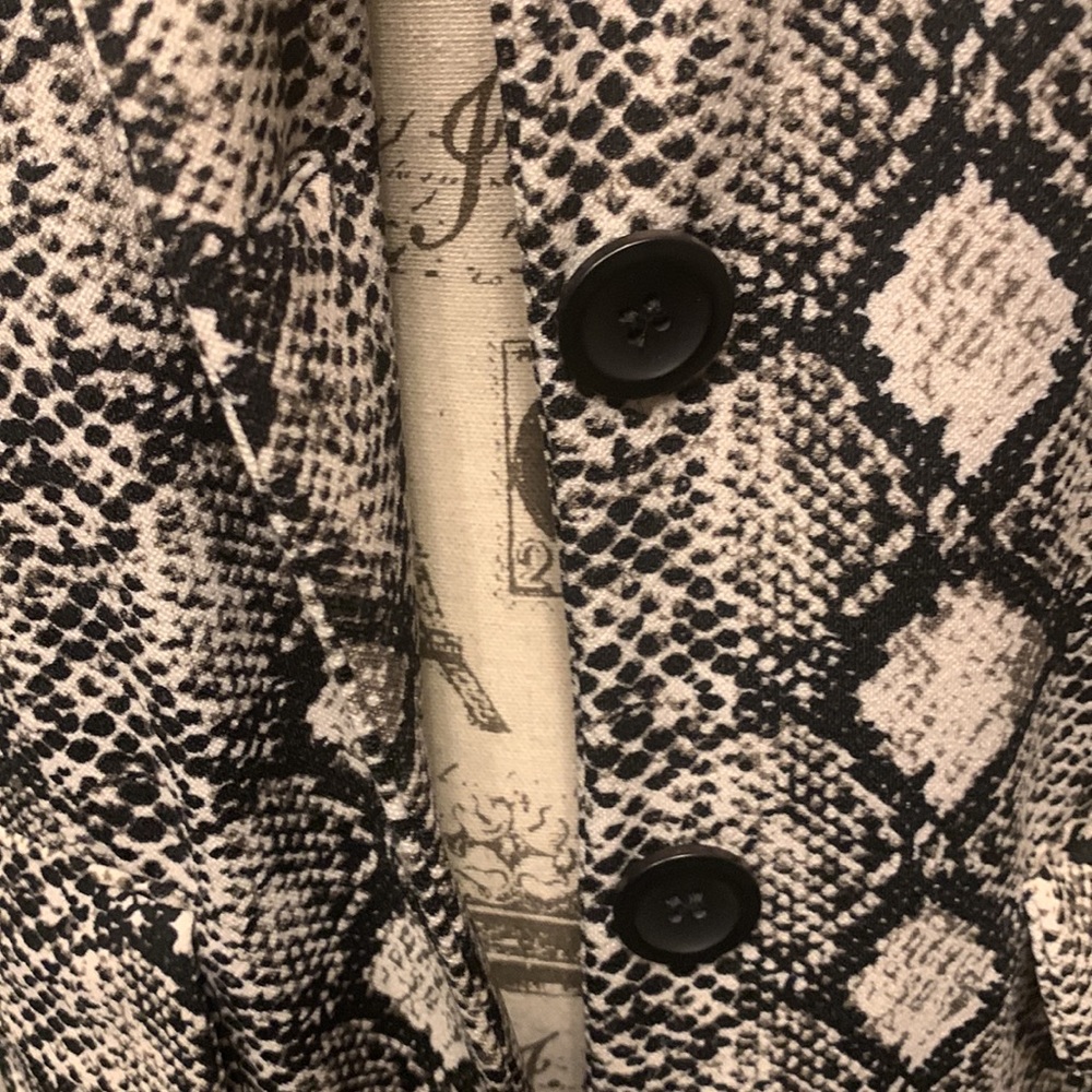 🐍 Get Sssstylish with the Veronica M Snakeskin Print Blazer in Size Small! 🐍 - Picture 8 of 16